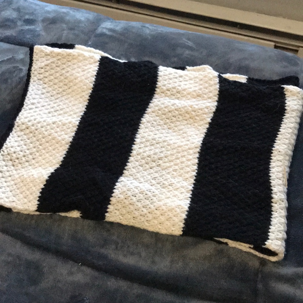Black and white hoop scarf